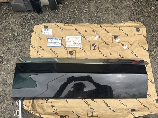 Накладка задніх правих дверей, нижня 760854950F VAG