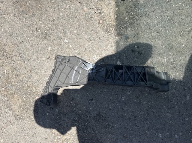 Направляюча заднього бампера, права 83A807454A VAG