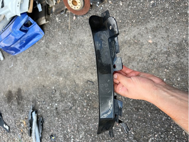 Підкрилки передні праві 83A821172E VAG