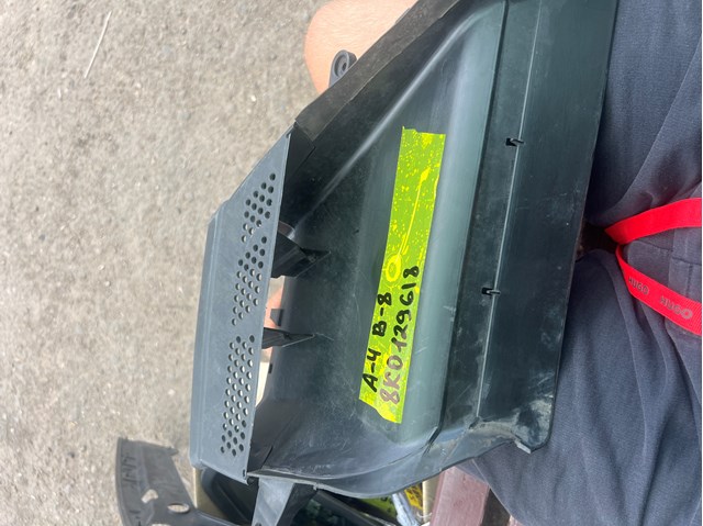 Повітрозабірник повітряного фільтра 8K0129618 VAG
