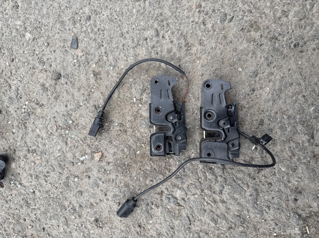 Кронштейн замку капоту 8K1823746 VAG