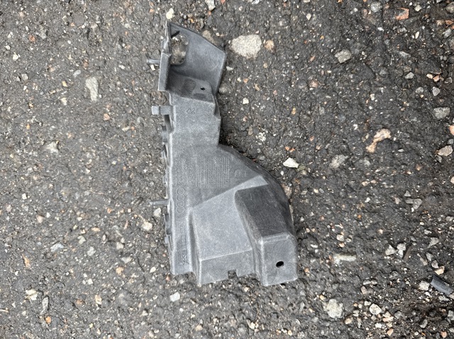 Направляюча переднього бампера, права 8R0807284C VAG
