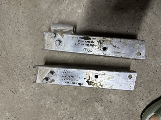 Кронштейн підсилювача заднього бампера 8R0807331B VAG