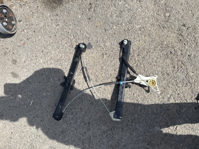 Механізм склопідіймача двері передньої, правої 8V4837462 VAG
