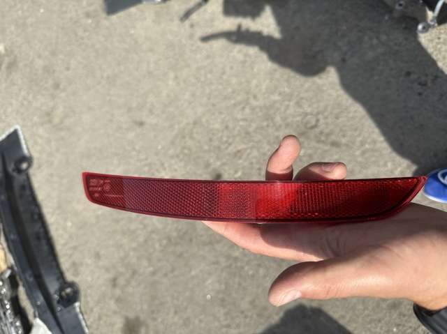 Правий відбивач бампера 8V5945106A VAG
