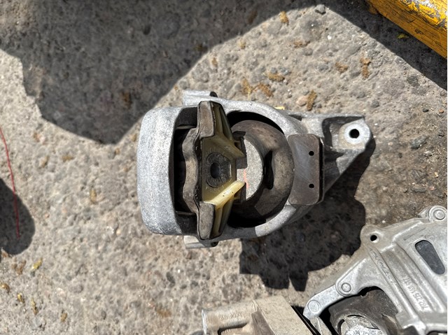 Ліва подушка двигуна 8W0199371AB VAG