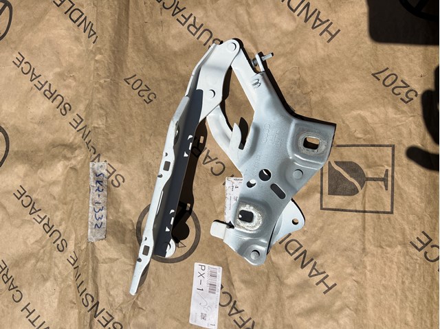 Завіса капота права 8W0823302D VAG