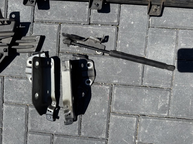 Завіса капота права LR075405 LAND ROVER