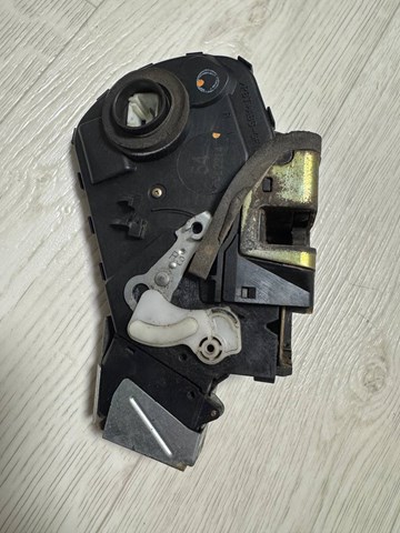 Замок багажника 6911060190 TOYOTA