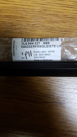 Захисна накладка переднього скла ліва 7L68543279B9 VAG