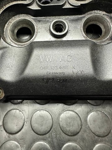 Кришка двигуна 04B103469K VAG