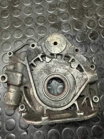 Масляний насос двигуна 074115109B VAG