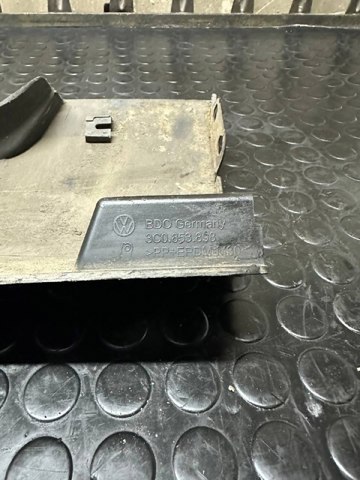 Накладка зовнішня (молдинг) порога, задня права 3C0853898 VAG