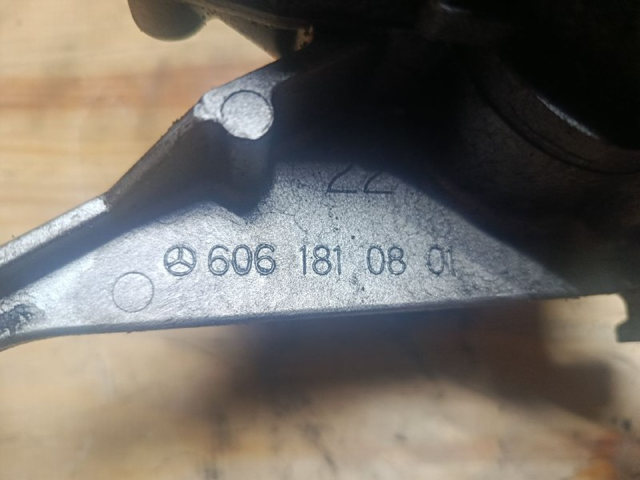 Масляний насос двигуна 6061810801 MERCEDES