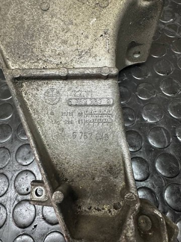 Кронштейн подушки (опори) двигуна, правої 6752648 BMW