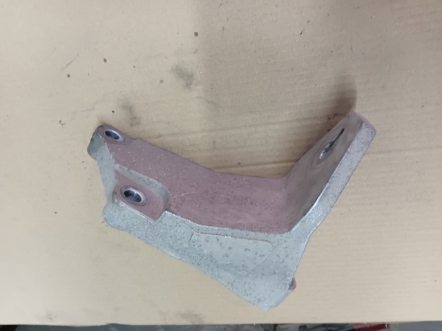 Кронштейн подушки (опори) двигуна, правої 112323NF0A NISSAN
