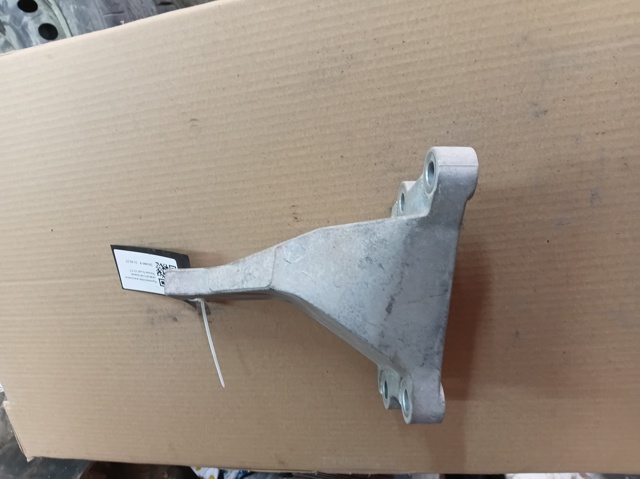 Кронштейн подушки (опори) двигуна, лівої 112533NF0A NISSAN