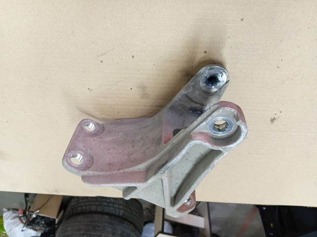 Кронштейн подушки (опори) двигуна, задньої 113333NF0A NISSAN