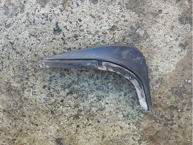 Бризговик задній, правий 1Z0821822A VAG
