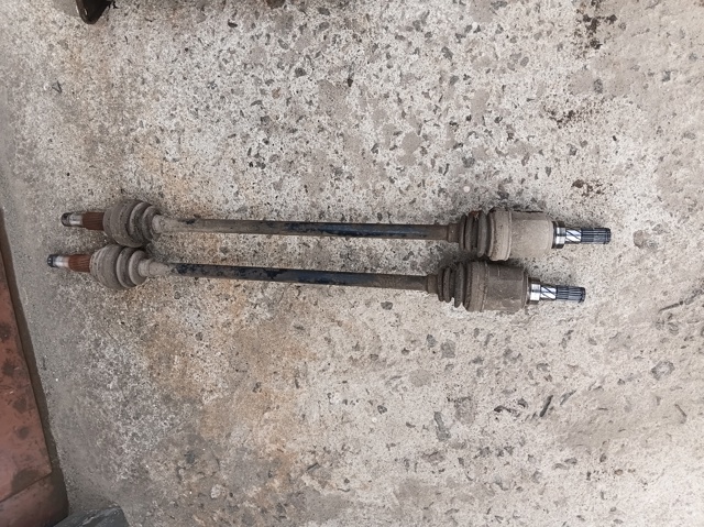 Напіввісь задня 39600CA000 NISSAN