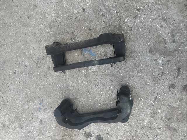 Скоба супорта переднього 4605A223 MITSUBISHI
