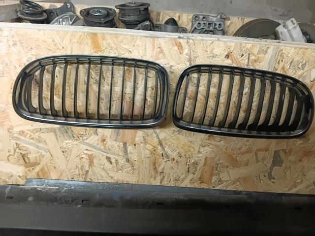 Решітка радіатора права 51137201968 BMW
