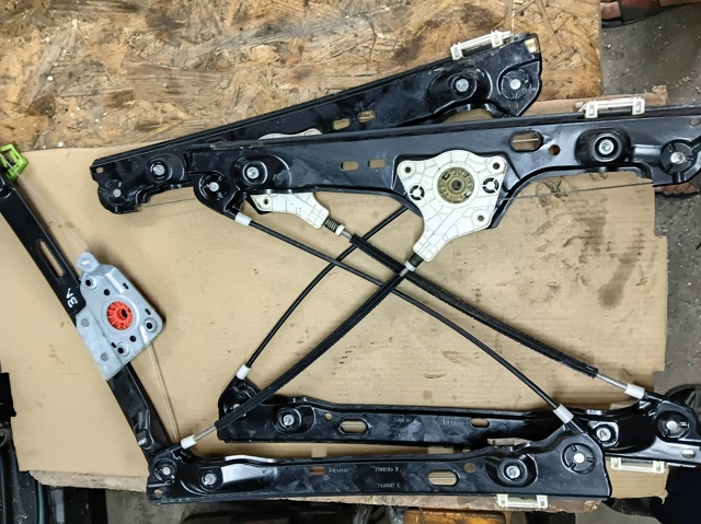 Склопідйомник передньої правої двері 51337140588 BMW