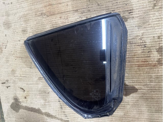 Куточок задніх правих дверей 5740A018 MITSUBISHI