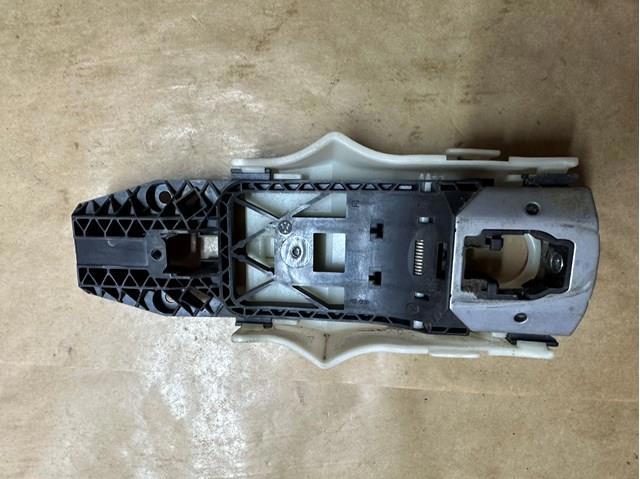 Тримач зовнішньої ручки дверей, передньої лівої 5L0837885B VAG