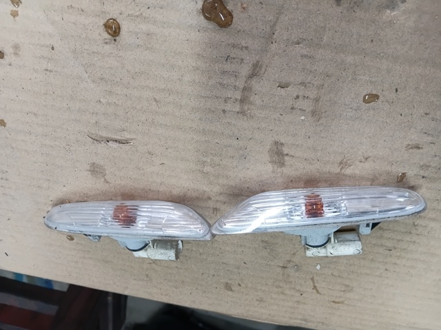 Повторювач повороту на крилі, правий 63137253326 BMW