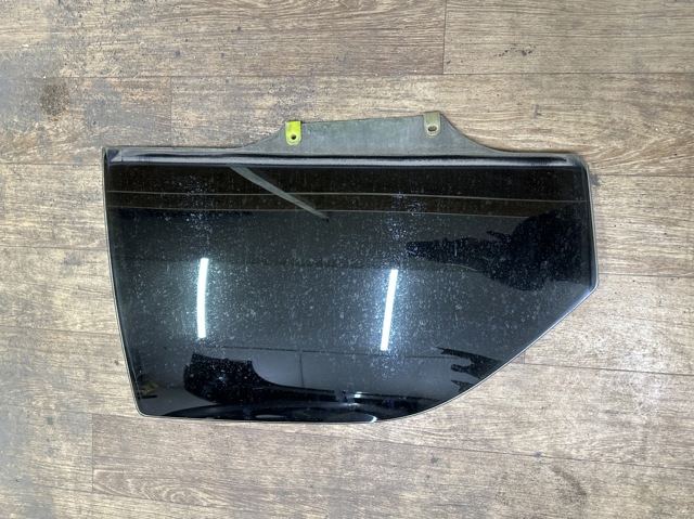 Скло заднє праве 6811333050 TOYOTA