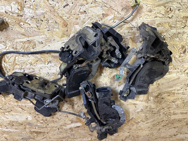 Замок передніх пасажирських дверей 6930333040 TOYOTA