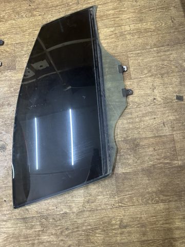 Скло передньої правої двері 803003NF0A NISSAN