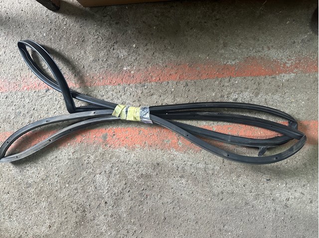 Ущільнювач дверей передніх, лівих (на двері) 821302T000 HYUNDAI