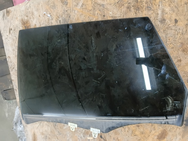 Скло заднє ліве 82301CA000 NISSAN