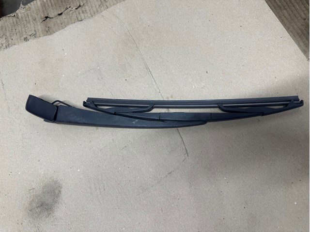 Важіль-поводок склоочисника заднього скла 8253A129 MITSUBISHI