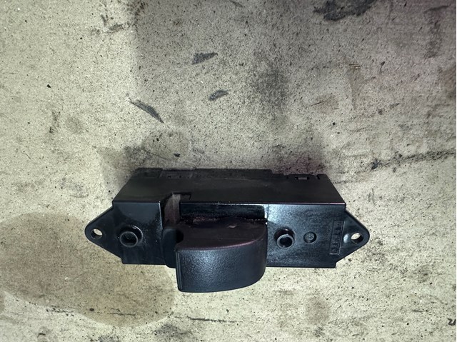 Кнопки переднього правого склопід'ємника 8608A099 MITSUBISHI