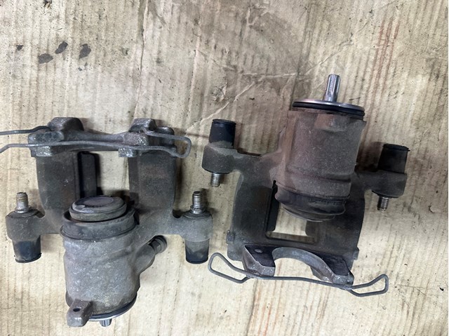 Супорт гальмівний задній правий 8V0615424D VAG