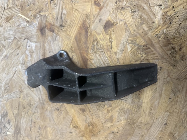 Кріплення кпп A1682410801 MERCEDES