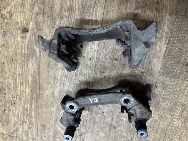 Скоба супорта переднього A1684202315 MERCEDES