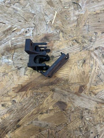 Колодка сполучна плюсового кабелю A1685460141 MERCEDES