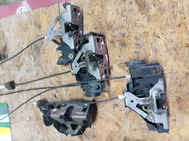 Замок водійських дверей A1687201935 MERCEDES