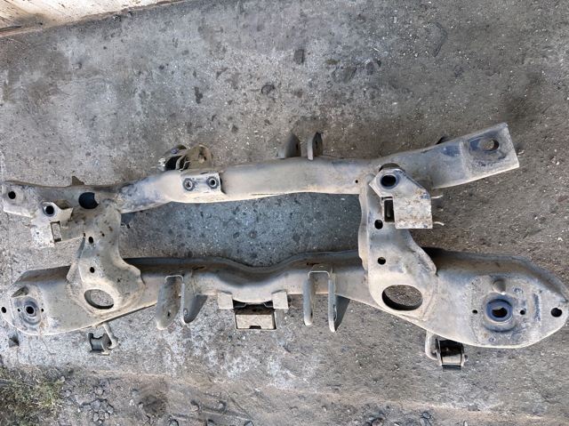 Балка задньої підвіски поперечна E22328800B MAZDA