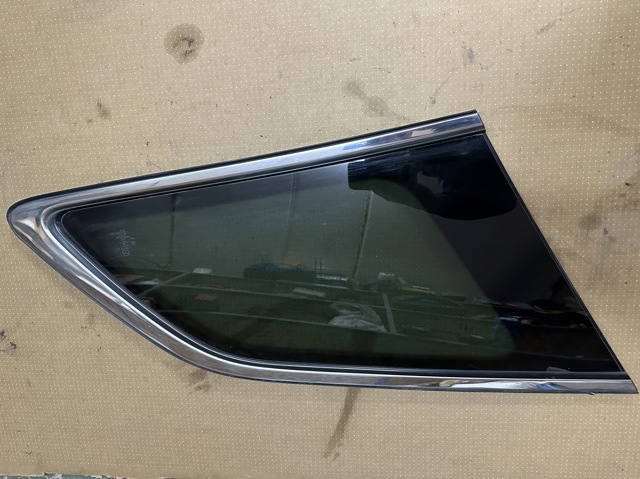 Скло кузова/багажного відсіку, ліве EG2263950C MAZDA
