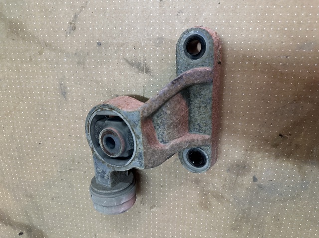 Траверса заднього редуктора, права EG252868XA MAZDA