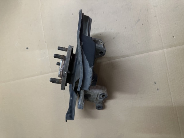 Цапфа поворотна ліва L20633030A MAZDA