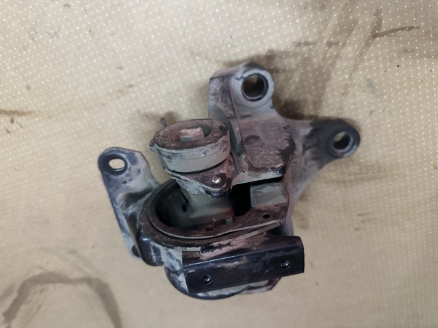 Подушка (опора) двигуна, ліва L23439070B MAZDA