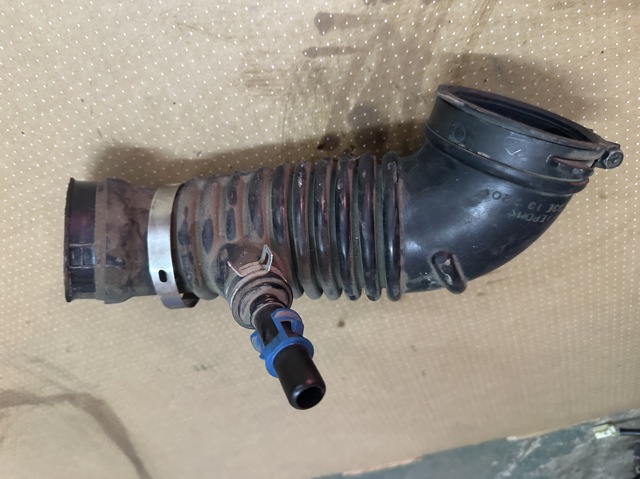 Дросельний патрубок L33E13220 MAZDA