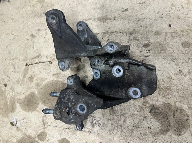 Кронштейн подушки (опори) двигуна, правої MD369262 MITSUBISHI