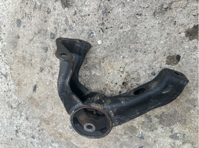 Опора двигуна задня MN101572 MITSUBISHI